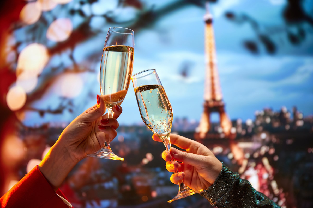 maut1.de Blog - Valentinstag in Paris mit Sektgläsern vorm Eiffelturm